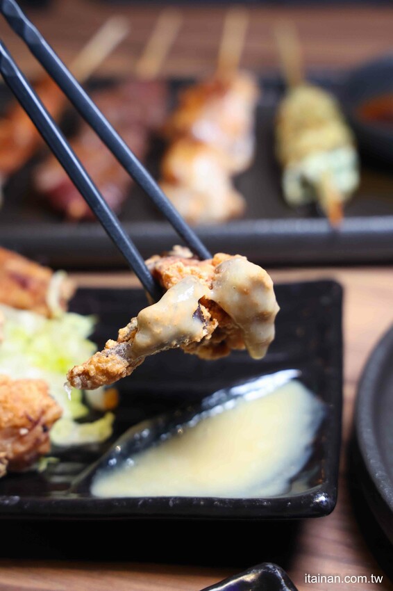 可以吃到全雞串燒和日本清酒的居酒屋~重現日本正宗燒鳥、地雞珍稀部位一次嚐!營業至凌晨宵夜小酌好去處「失態炭火手作 Shitai YAKI TORI」 - 台南好Food遊