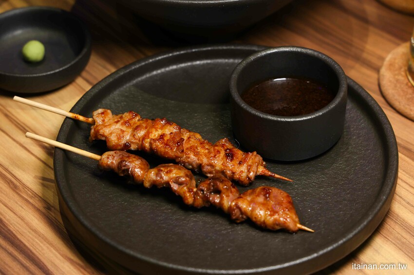 可以吃到全雞串燒和日本清酒的居酒屋~重現日本正宗燒鳥、地雞珍稀部位一次嚐!營業至凌晨宵夜小酌好去處「失態炭火手作 Shitai YAKI TORI」 - 台南好Food遊