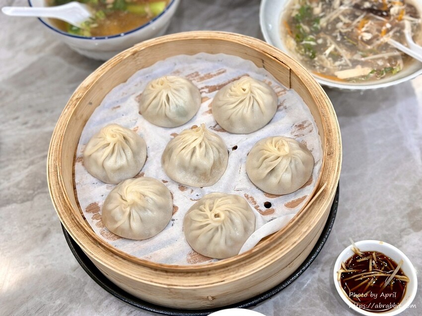 台中精明商圈美食！錦蒸園 爆汁小籠湯包，大理石裝潢超文青。