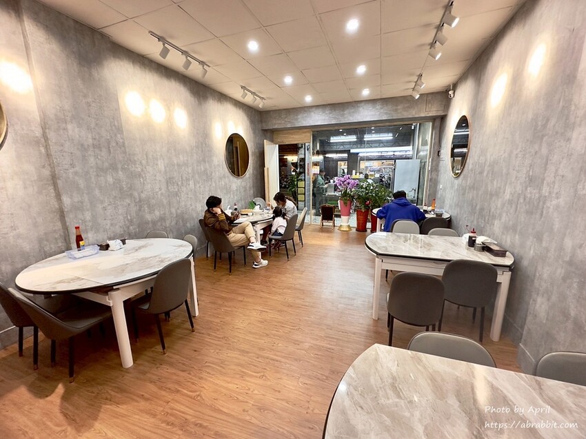 台中精明商圈美食！錦蒸園 爆汁小籠湯包，大理石裝潢超文青。