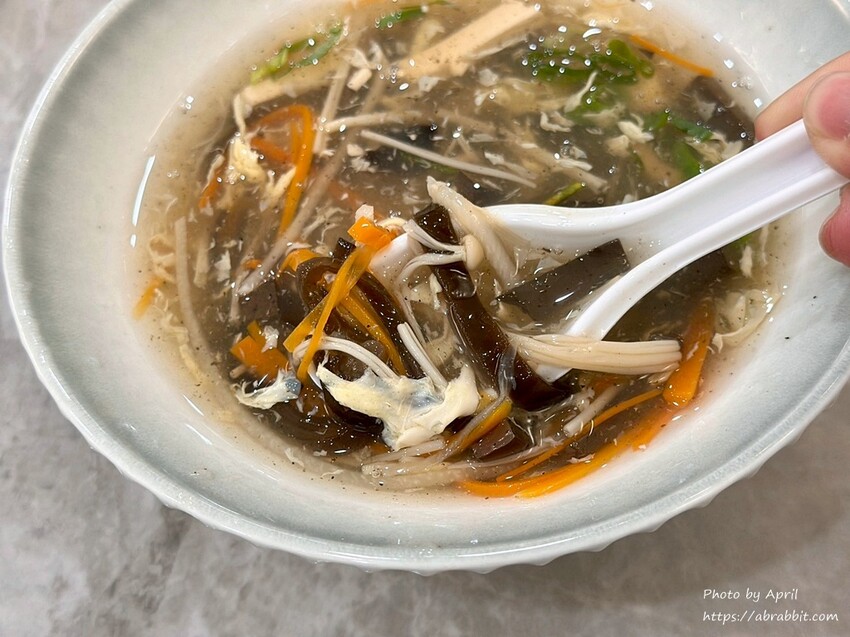 台中精明商圈美食！錦蒸園 爆汁小籠湯包，大理石裝潢超文青。