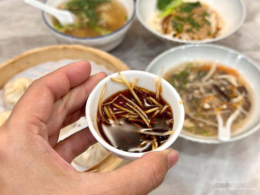 台中精明商圈美食！錦蒸園 爆汁小籠湯包，大理石裝潢超文青。