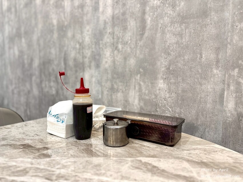 台中精明商圈美食！錦蒸園 爆汁小籠湯包，大理石裝潢超文青。