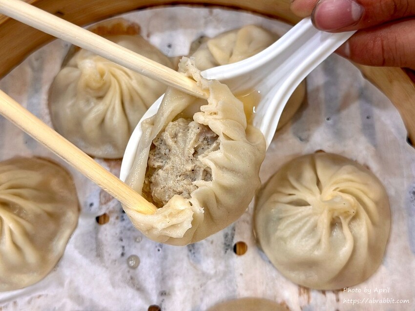 台中精明商圈美食！錦蒸園 爆汁小籠湯包，大理石裝潢超文青。