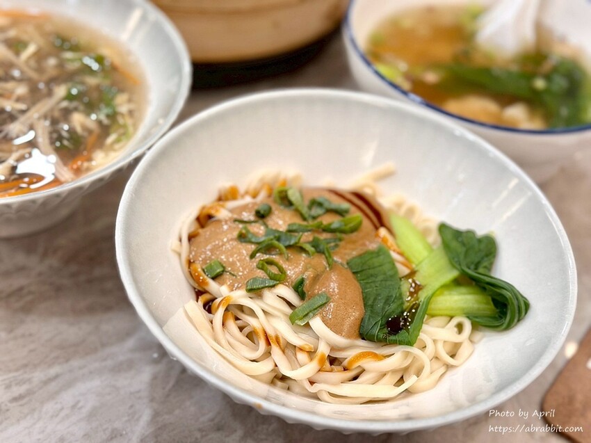 台中精明商圈美食！錦蒸園 爆汁小籠湯包，大理石裝潢超文青。