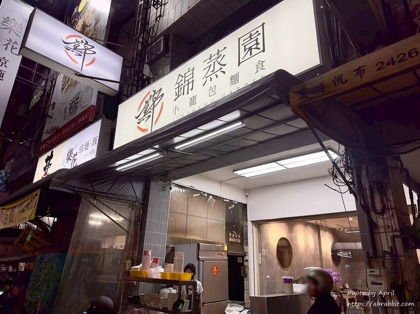 台中精明商圈美食！錦蒸園 爆汁小籠湯包，大理石裝潢超文青。