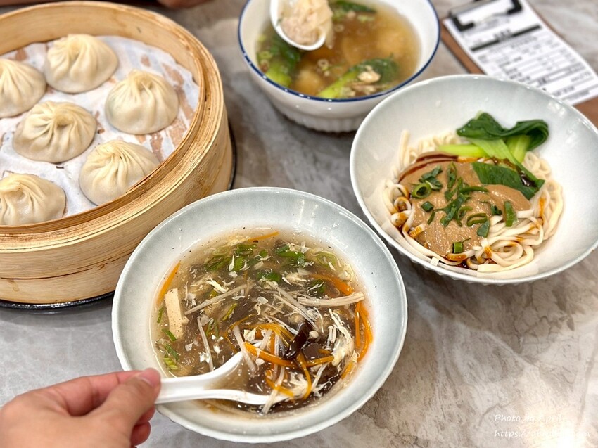 台中精明商圈美食！錦蒸園 爆汁小籠湯包，大理石裝潢超文青。