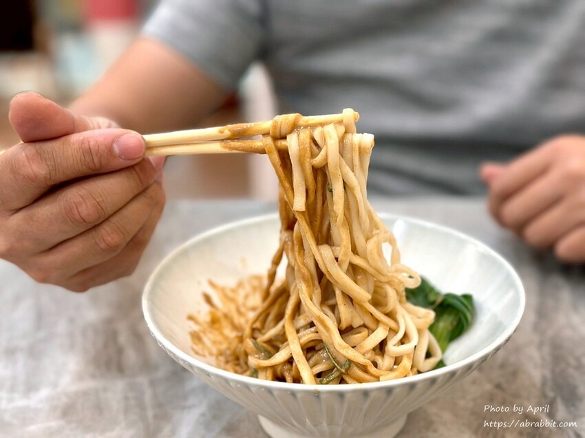 台中精明商圈美食！錦蒸園 爆汁小籠湯包，大理石裝潢超文青。