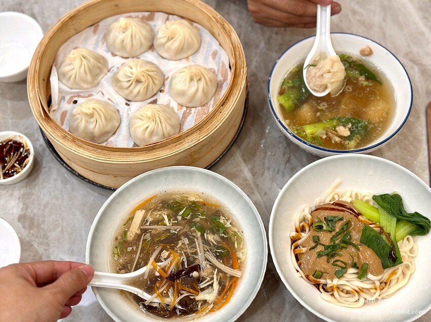 台中精明商圈美食！錦蒸園 爆汁小籠湯包，大理石裝潢超文青。