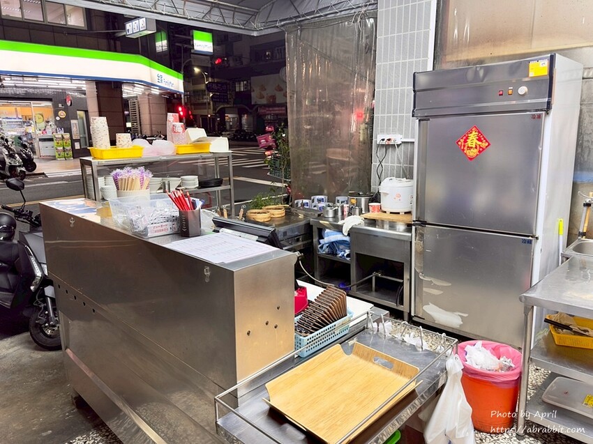 台中精明商圈美食！錦蒸園 爆汁小籠湯包，大理石裝潢超文青。