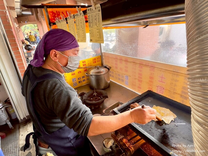 台中建國市場排隊美食！超Q彈坤明粉漿蛋餅，在地人激推的古早味台中早餐。