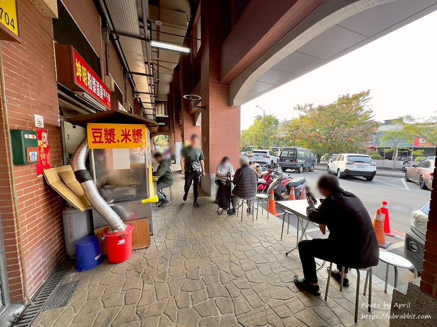 台中建國市場排隊美食！超Q彈坤明粉漿蛋餅，在地人激推的古早味台中早餐。