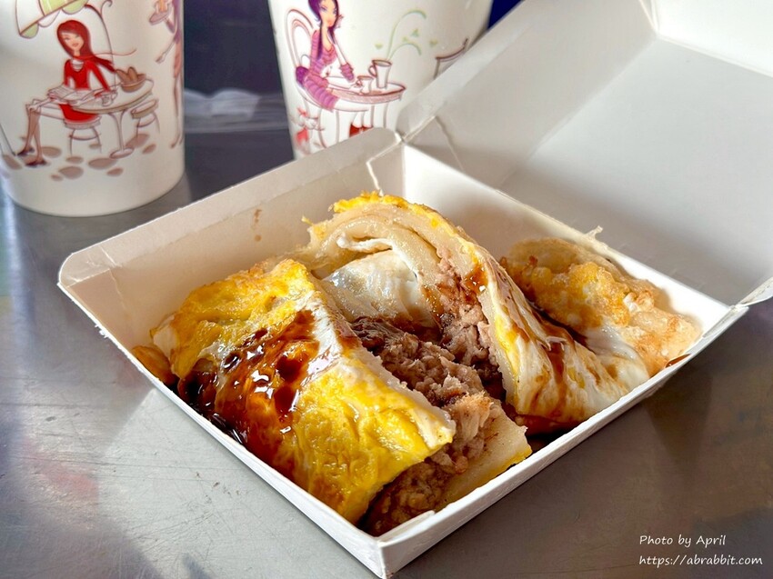 台中建國市場排隊美食！超Q彈坤明粉漿蛋餅，在地人激推的古早味台中早餐。