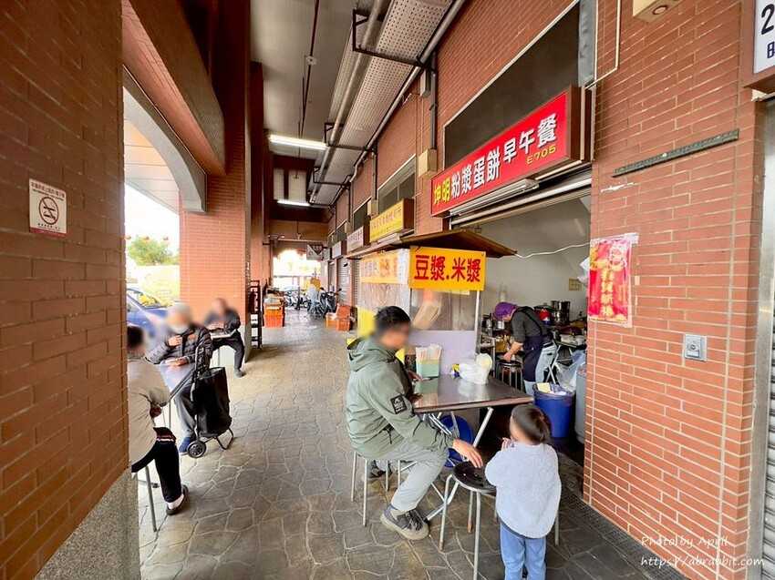 台中建國市場排隊美食！超Q彈坤明粉漿蛋餅，在地人激推的古早味台中早餐。