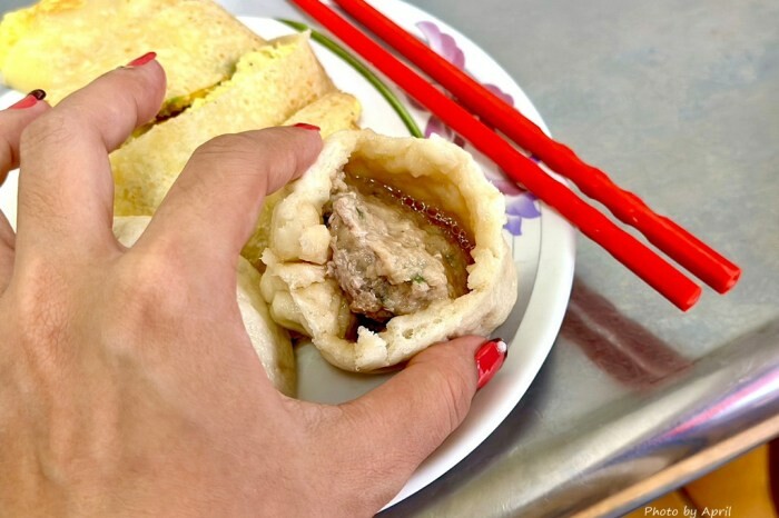 台中建國市場排隊美食！超Q彈坤明粉漿蛋餅，在地人激推的古早味台中早餐。