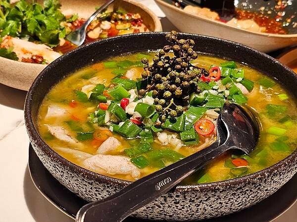 (胖樺食記)六張犁超推薦時尚川菜館「弎弎川酒」/好吃酸菜魚扁