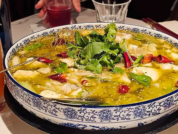 (胖樺食記)六張犁超推薦時尚川菜館「弎弎川酒」/好吃酸菜魚扁