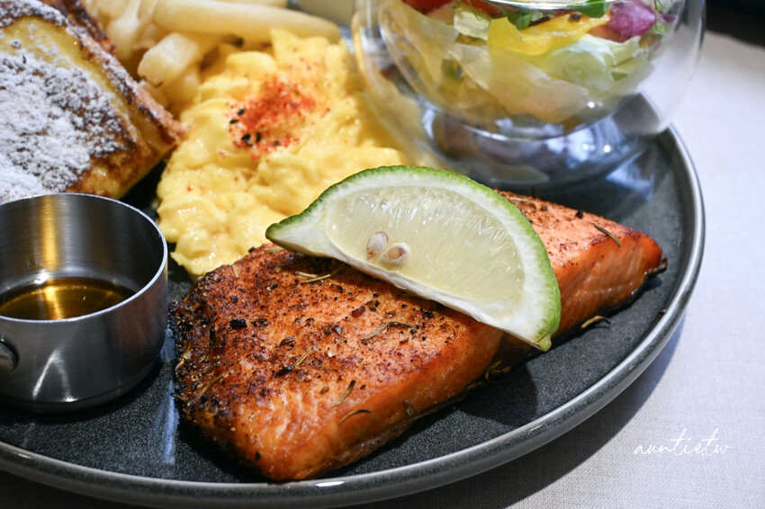 台北東區早午餐推薦！At.First More早寓2.0升級，寵物友善毛孩爸媽必收。