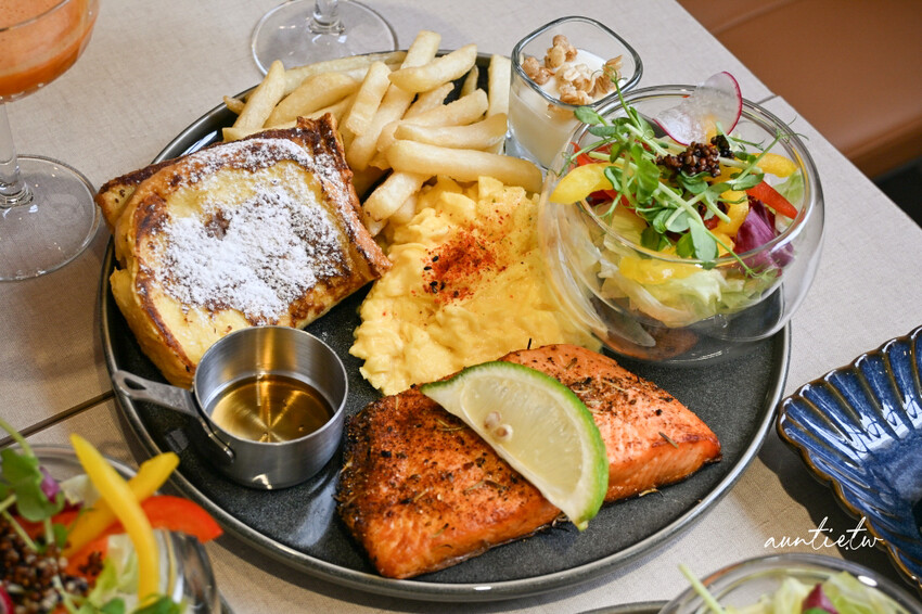 台北東區早午餐推薦！At.First More早寓2.0升級，寵物友善毛孩爸媽必收。