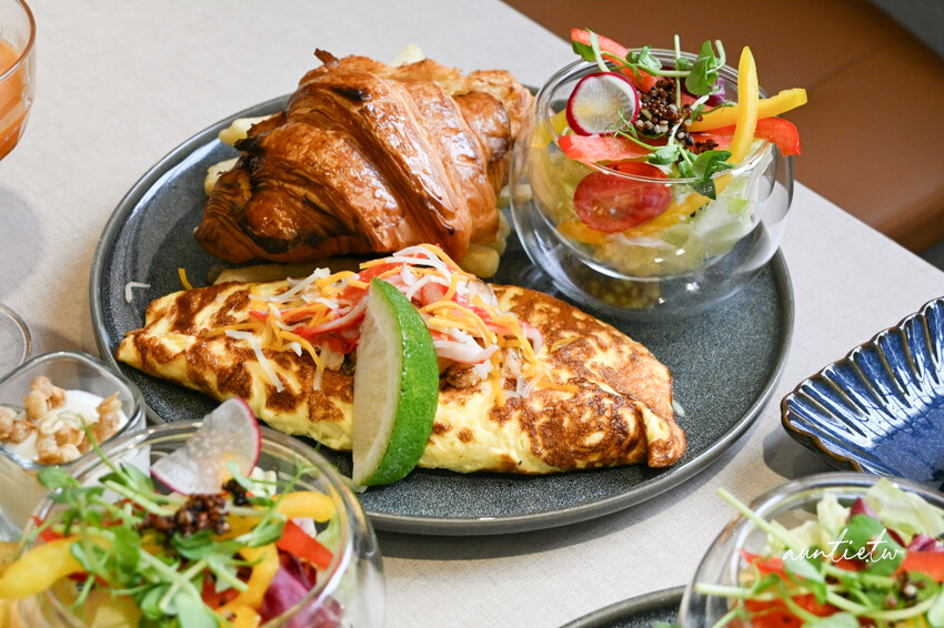 台北東區早午餐推薦！At.First More早寓2.0升級，寵物友善毛孩爸媽必收。