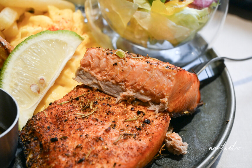 台北東區早午餐推薦！At.First More早寓2.0升級，寵物友善毛孩爸媽必收。