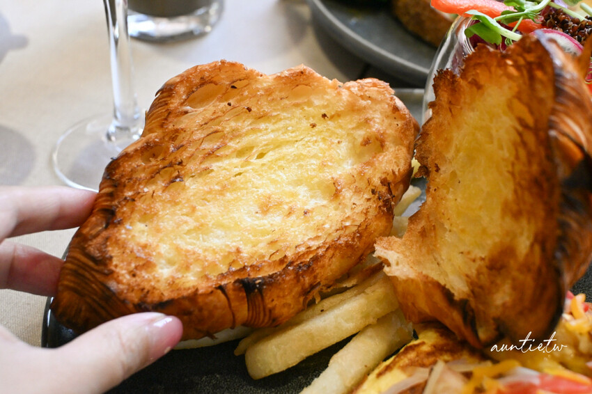 台北東區早午餐推薦！At.First More早寓2.0升級，寵物友善毛孩爸媽必收。