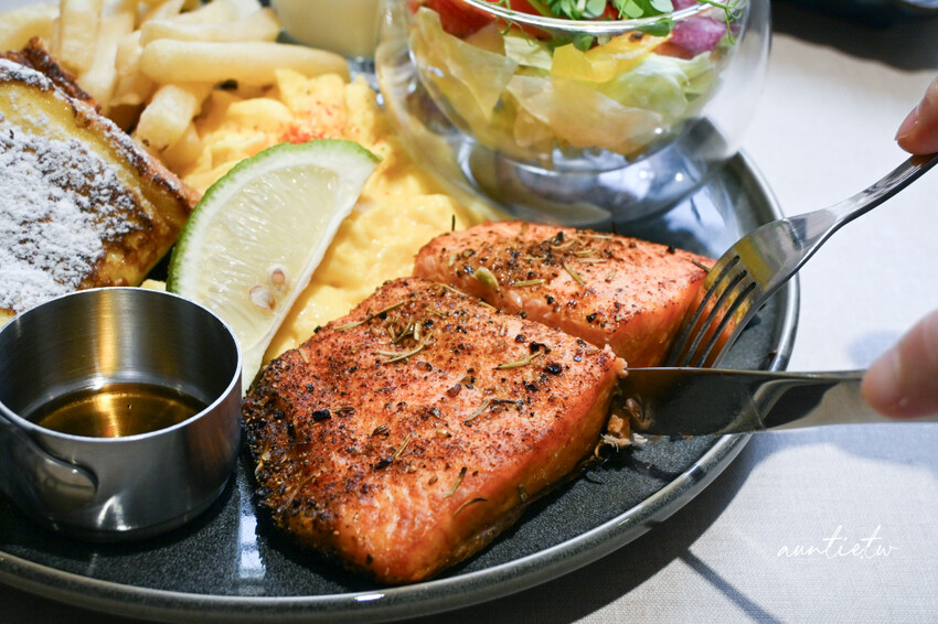 台北東區早午餐推薦！At.First More早寓2.0升級，寵物友善毛孩爸媽必收。