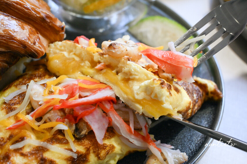 台北東區早午餐推薦！At.First More早寓2.0升級，寵物友善毛孩爸媽必收。