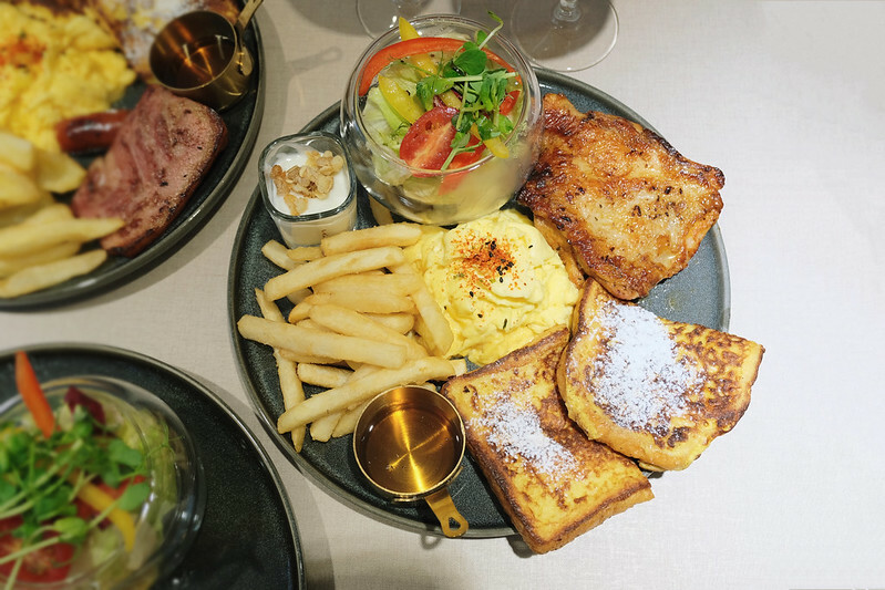 台北東區早午餐，At.First_More早寓全新2.0升級，早午餐盤豐富，親子寵物友善餐廳！（近忠孝敦化站）