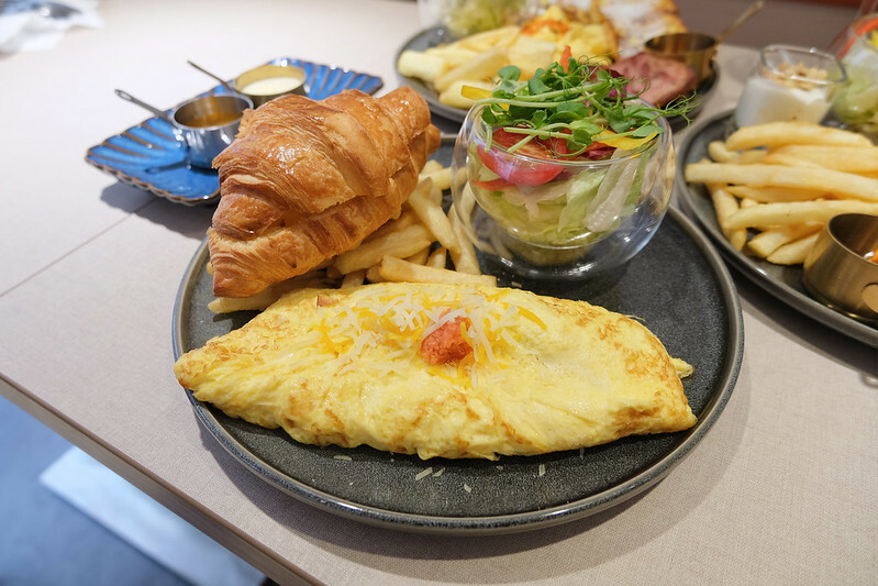 台北東區早午餐，At.First_More早寓全新2.0升級，早午餐盤豐富，親子寵物友善餐廳！（近忠孝敦化站）