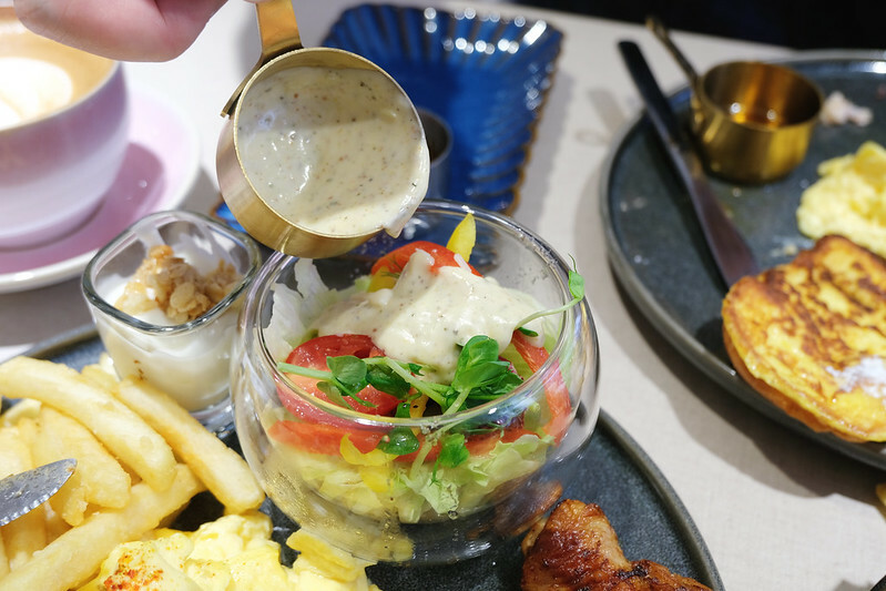 台北東區早午餐，At.First_More早寓全新2.0升級，早午餐盤豐富，親子寵物友善餐廳！（近忠孝敦化站）