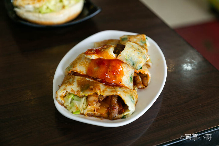 宜蘭蘇澳美食早餐-蛋餅還可以客製化？快來發揮你的想像力吧！只要蛋餅皮放得下什麼都隨便你包喔！蘇澳南山早餐馬賽分店 @圍事小哥的幸福相框