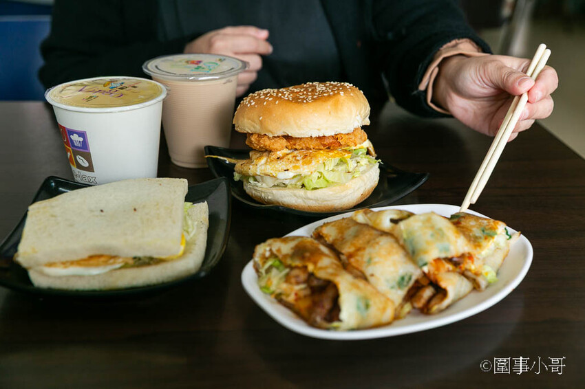 宜蘭蘇澳美食早餐-蛋餅還可以客製化？快來發揮你的想像力吧！只要蛋餅皮放得下什麼都隨便你包喔！蘇澳南山早餐馬賽分店 @圍事小哥的幸福相框