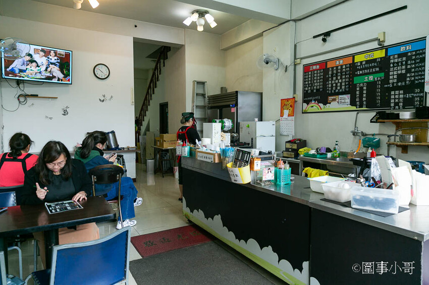 宜蘭蘇澳美食早餐-蛋餅還可以客製化？快來發揮你的想像力吧！只要蛋餅皮放得下什麼都隨便你包喔！蘇澳南山早餐馬賽分店 @圍事小哥的幸福相框