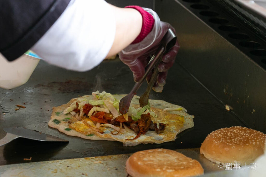 宜蘭蘇澳美食早餐-蛋餅還可以客製化？快來發揮你的想像力吧！只要蛋餅皮放得下什麼都隨便你包喔！蘇澳南山早餐馬賽分店 @圍事小哥的幸福相框