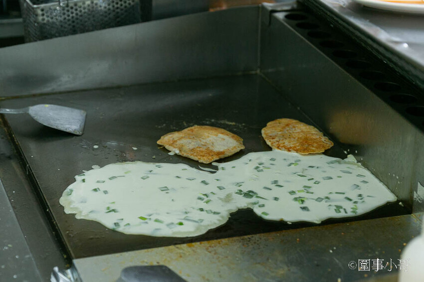 宜蘭蘇澳美食早餐-蛋餅還可以客製化？快來發揮你的想像力吧！只要蛋餅皮放得下什麼都隨便你包喔！蘇澳南山早餐馬賽分店 @圍事小哥的幸福相框