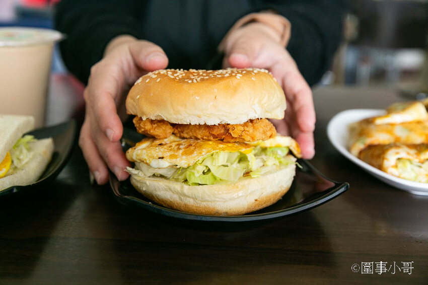宜蘭蘇澳美食早餐-蛋餅還可以客製化？快來發揮你的想像力吧！只要蛋餅皮放得下什麼都隨便你包喔！蘇澳南山早餐馬賽分店 @圍事小哥的幸福相框