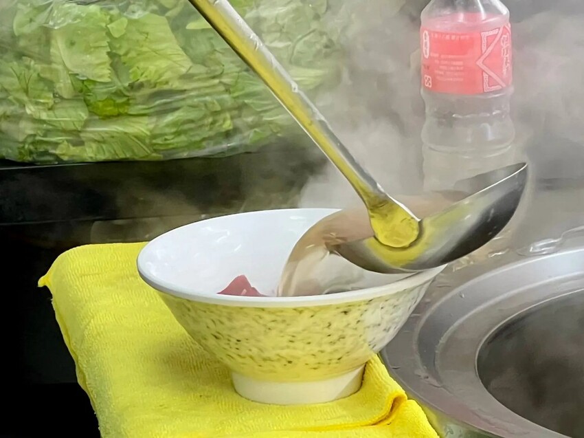 村村食堂｜現沖牛肉湯太銷魂！鹹香雞魯飯一吃就愛上！市場隱藏的台味寶藏！板橋人的日常暖心食堂！板橋小吃推薦、板橋滷肉飯推薦、埔墘美食推薦 - 佛系旅遊筆記