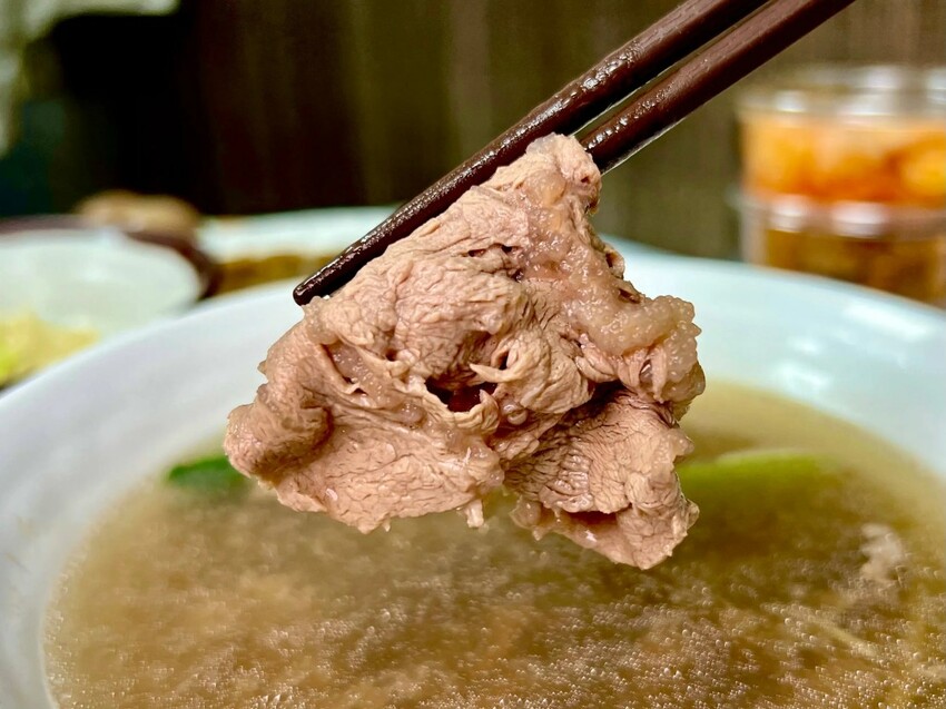村村食堂｜現沖牛肉湯太銷魂！鹹香雞魯飯一吃就愛上！市場隱藏的台味寶藏！板橋人的日常暖心食堂！板橋小吃推薦、板橋滷肉飯推薦、埔墘美食推薦 - 佛系旅遊筆記