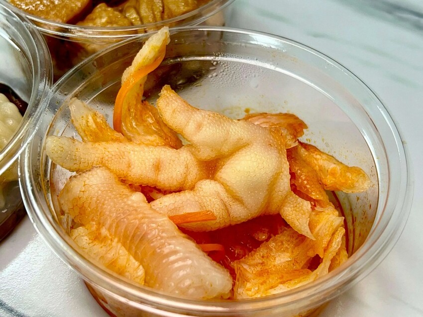 村村食堂｜現沖牛肉湯太銷魂！鹹香雞魯飯一吃就愛上！市場隱藏的台味寶藏！板橋人的日常暖心食堂！板橋小吃推薦、板橋滷肉飯推薦、埔墘美食推薦 - 佛系旅遊筆記