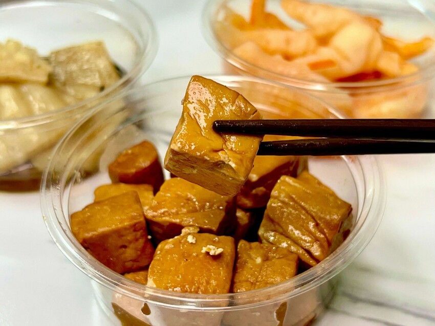 村村食堂｜現沖牛肉湯太銷魂！鹹香雞魯飯一吃就愛上！市場隱藏的台味寶藏！板橋人的日常暖心食堂！板橋小吃推薦、板橋滷肉飯推薦、埔墘美食推薦 - 佛系旅遊筆記