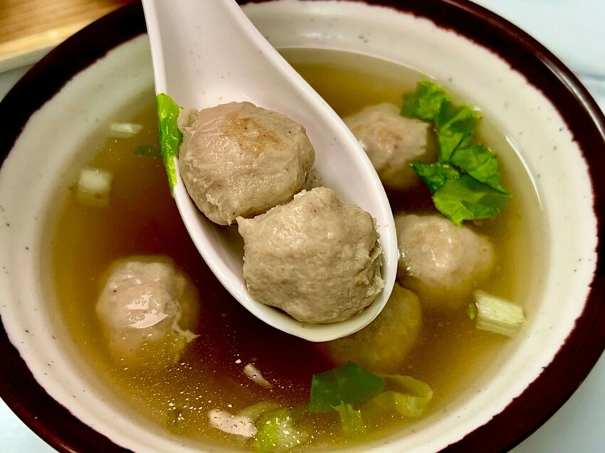 村村食堂｜現沖牛肉湯太銷魂！鹹香雞魯飯一吃就愛上！市場隱藏的台味寶藏！板橋人的日常暖心食堂！板橋小吃推薦、板橋滷肉飯推薦、埔墘美食推薦 - 佛系旅遊筆記