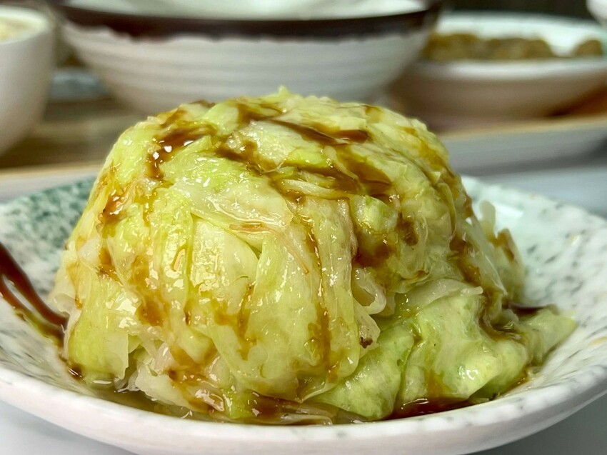 村村食堂｜現沖牛肉湯太銷魂！鹹香雞魯飯一吃就愛上！市場隱藏的台味寶藏！板橋人的日常暖心食堂！板橋小吃推薦、板橋滷肉飯推薦、埔墘美食推薦 - 佛系旅遊筆記