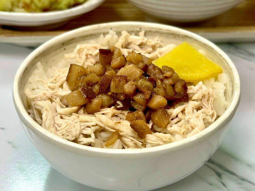 村村食堂｜現沖牛肉湯太銷魂！鹹香雞魯飯一吃就愛上！市場隱藏的台味寶藏！板橋人的日常暖心食堂！板橋小吃推薦、板橋滷肉飯推薦、埔墘美食推薦 - 佛系旅遊筆記