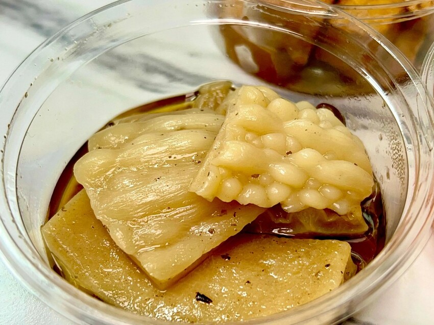 村村食堂｜現沖牛肉湯太銷魂！鹹香雞魯飯一吃就愛上！市場隱藏的台味寶藏！板橋人的日常暖心食堂！板橋小吃推薦、板橋滷肉飯推薦、埔墘美食推薦 - 佛系旅遊筆記