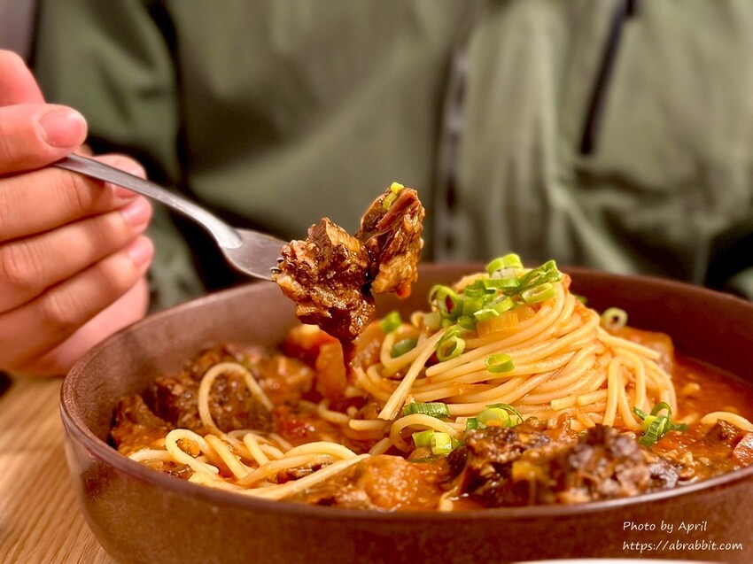 台中市場美食推薦！隱藏版「六豊」平價義大利麵，讓你一吃就愛上。