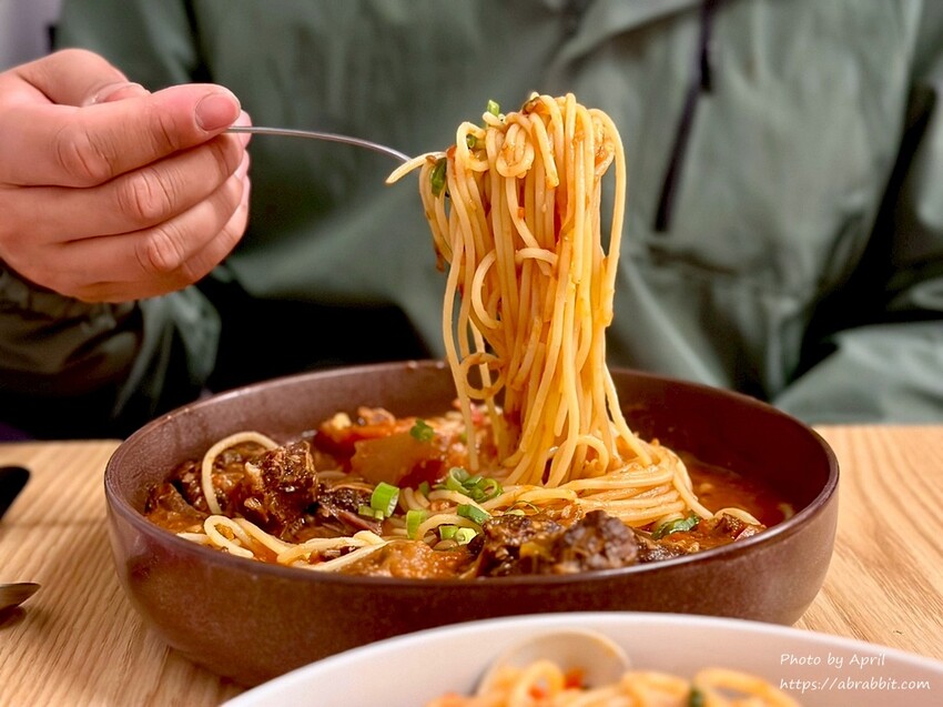 台中市場美食推薦！隱藏版「六豊」平價義大利麵，讓你一吃就愛上。