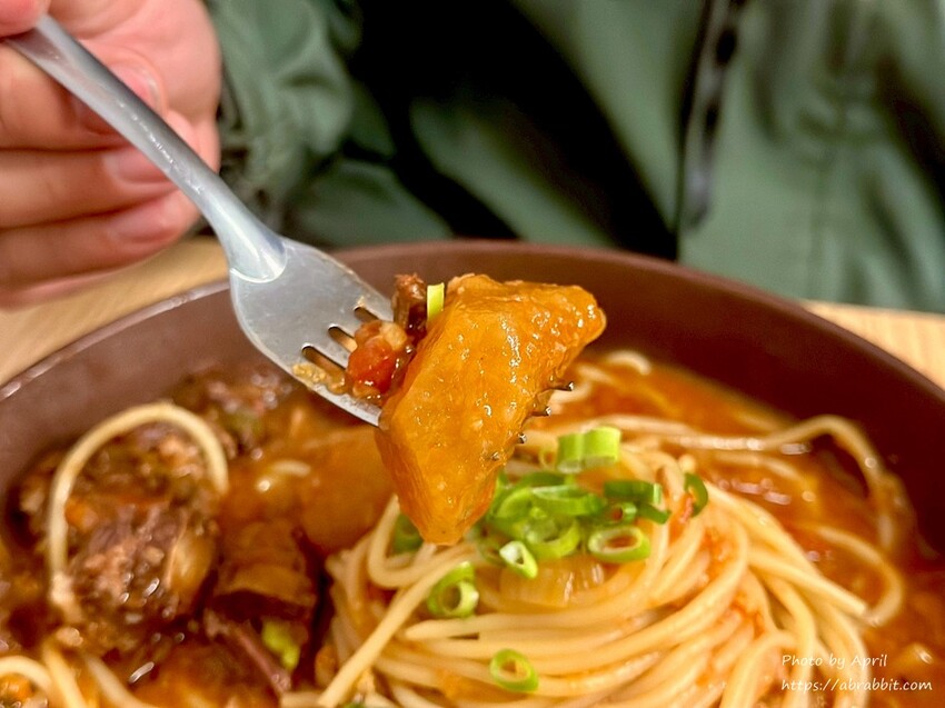 台中市場美食推薦！隱藏版「六豊」平價義大利麵，讓你一吃就愛上。