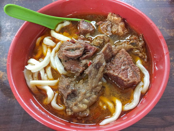 老牌牛肉拉麵大王 - 幻想中的麵好湯濃肉大塊沒有出現
