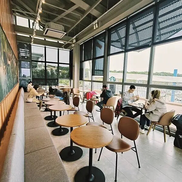 台中清水服務區星巴克~清水站3樓門巿 台中清水服務區星巴克~清水站3樓門巿